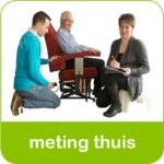 Fysiotherapeut zorg voor de meting bij sta-op stoel huren
